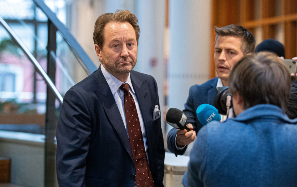 Milliardærdøtre donerer regnbueflagg til skoler over hele Norge