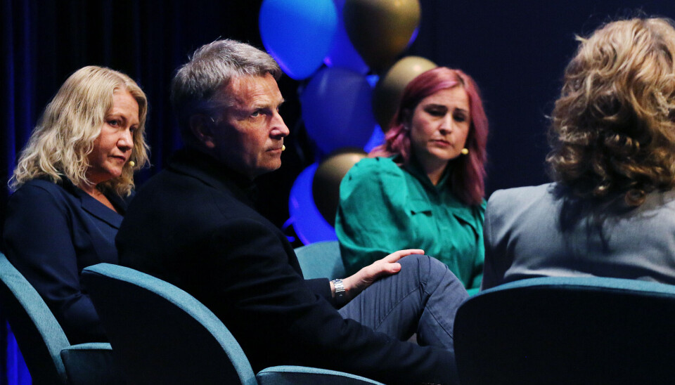 Jørn-Tommy Schjelderup på PBLs landsmøtet. I bakgrunnen Kristin Holm Jensen i KS og Ann Mari Milo Lorentzen i Utdanningsforbundet.