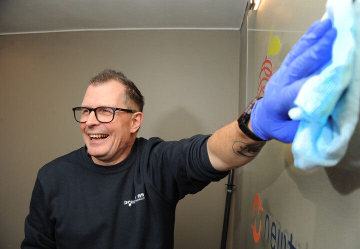Tom (56) trodde han kunne vaske – så tok han fagbrev som renholder
