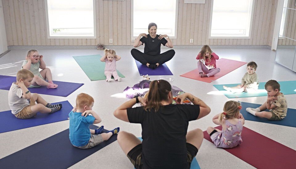 Hver onsdag morgen klokken ti, er det yoga for barn i alderen ett til fem år i Borgen barnehage i Moelv.