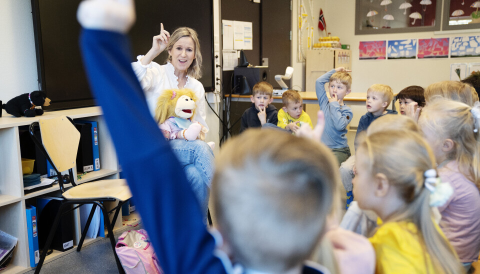 Lærer Mari Lura Elvedahl med overgangsdukken Fie, som skal være kjent når førskolebarna Bo (f.v.), Martin Aleksander, Kasper, Bendik og Tilian begynner på skolen.