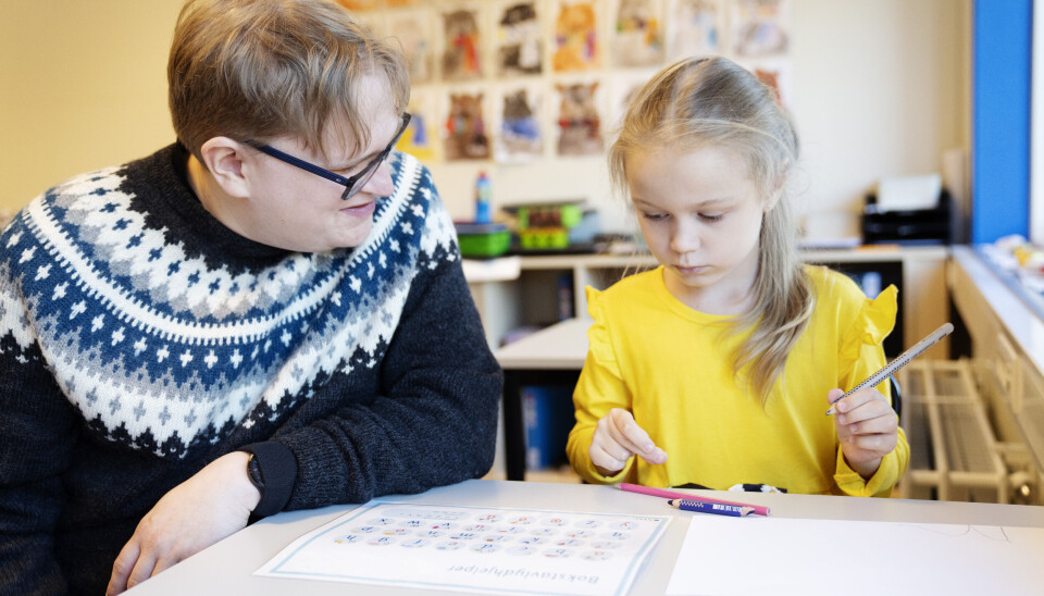 Pedagogisk leder Håkon Abeland Myrheim i Lundegård barnehage synes overgangsprosjektet fungerer veldig bra og gir Maria litt støtte i oppdagende skriving.