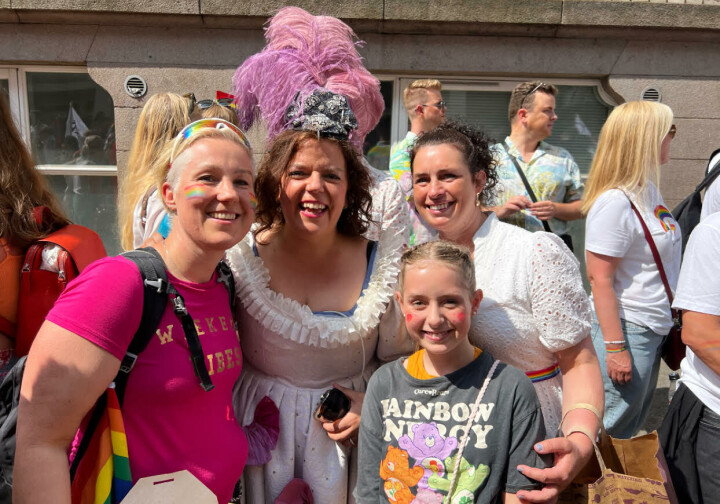 Bente kvia seg lenge for å gå i Pride-tog. Men i 2023 tok ho med seg familien i toget i Oslo. Der møtte dei blant anna komikar og programleiar Else Kåss Furuseth.
