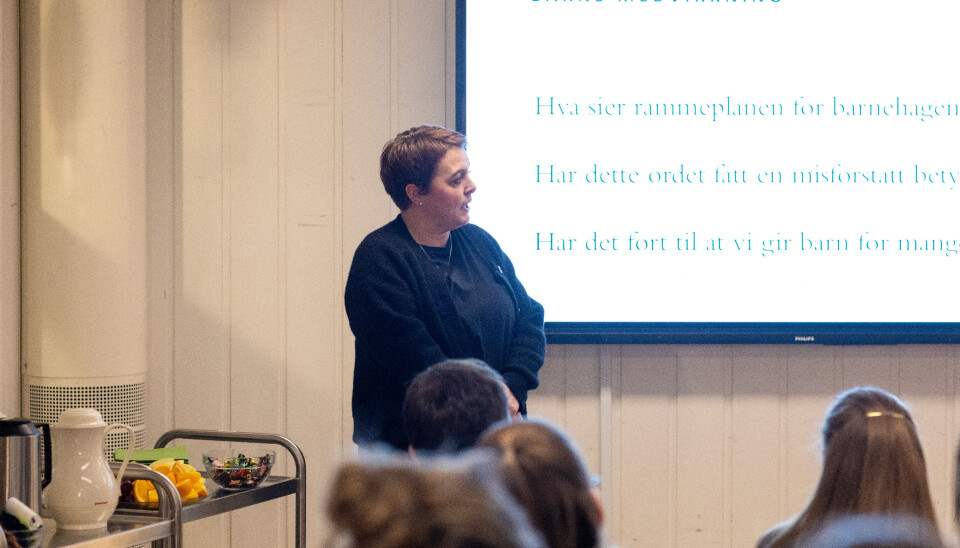 Pedagogisk leder Henriette Oliversen på temakveld for foreldre i Hvitveisen barnehage.