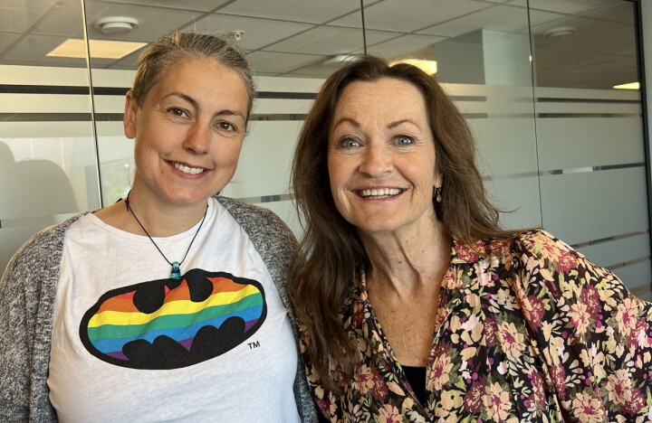 Linda Hagen Aasen (t.v.) og Merete Henden ved Utdanningsforbundet Østfold er godt fornøyde med at kuttforslaget blir satt på pause.
