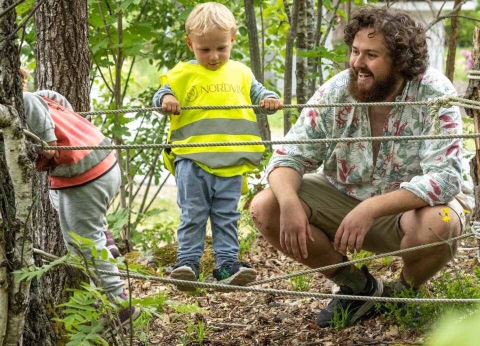 Når barna får til å klatre i tauene i skogen gir det glede og mestring som bygger selvfølelse.