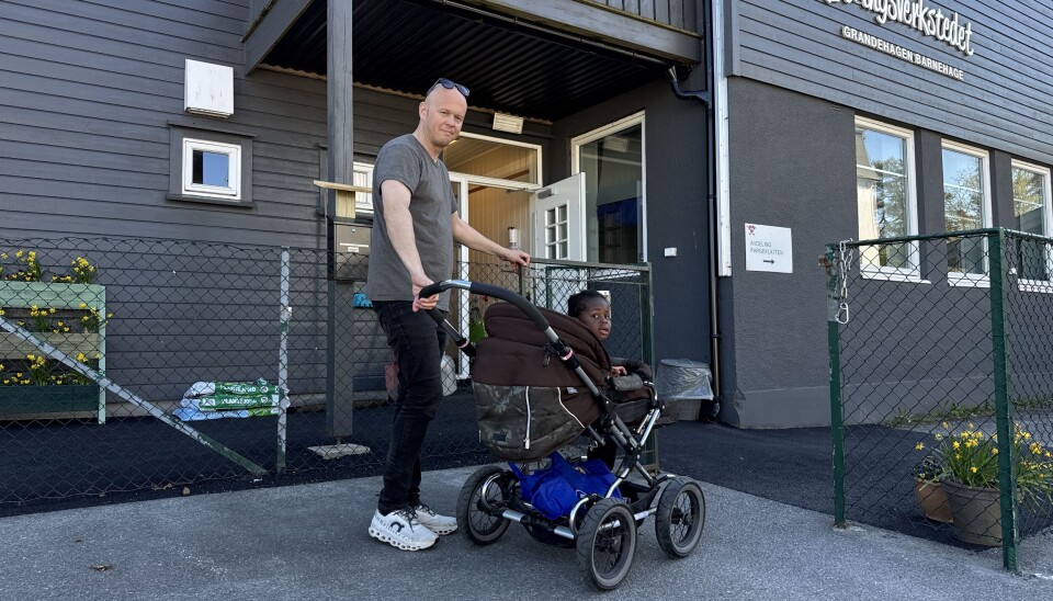 Nils Martinsen Rode sammen med datteren utenfor Læringsverkstedet Grandehagen barnehage