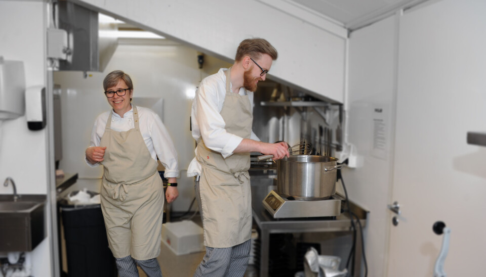 Markus trives med grytene og sier det er en trygghet å ha veileder Karianne med seg på kjøkkenet. Hun er alltid tilgjengelig for spørsmål og råd.