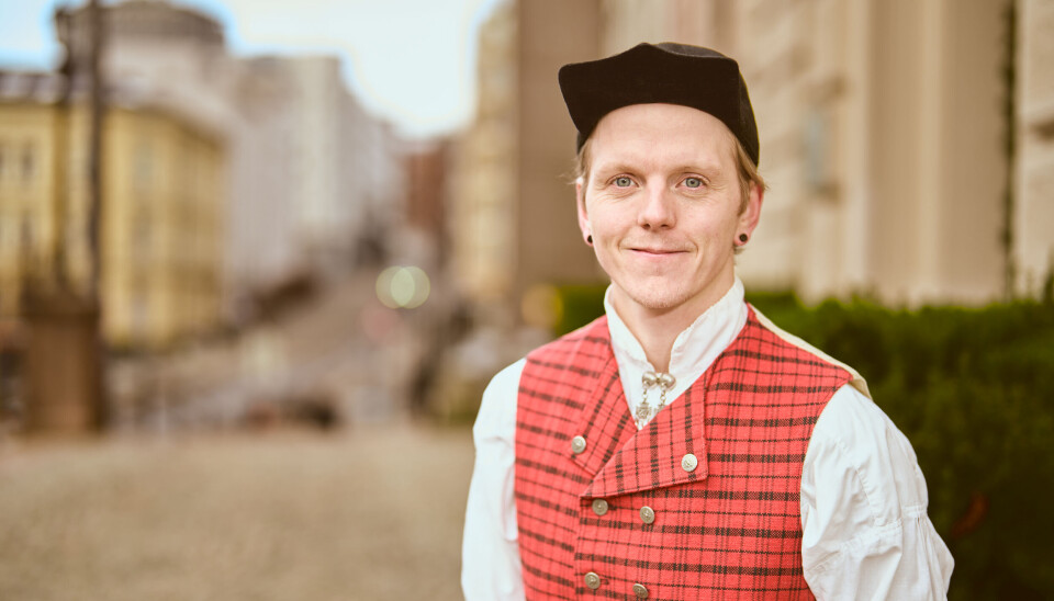 Skuespiller Jonas Strand Gravli er stolt av arvebunaden fra Sør-Odal som han fikk til konfirmasjonen. Den var altfor stor den gangen, men Jonas har hatt mye glede av bunaden i voksen alder. – Jeg synes det er fint å kunne kle seg i bunad de få gangene man kan det, sier han.