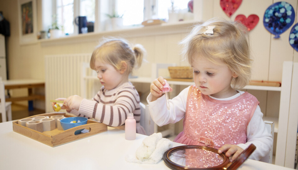 På småbarnsavdelingen får Henny (t.v.) og Hedda et pusterom i hverdagen gjennom rolig lek med Montessori-materiell.
