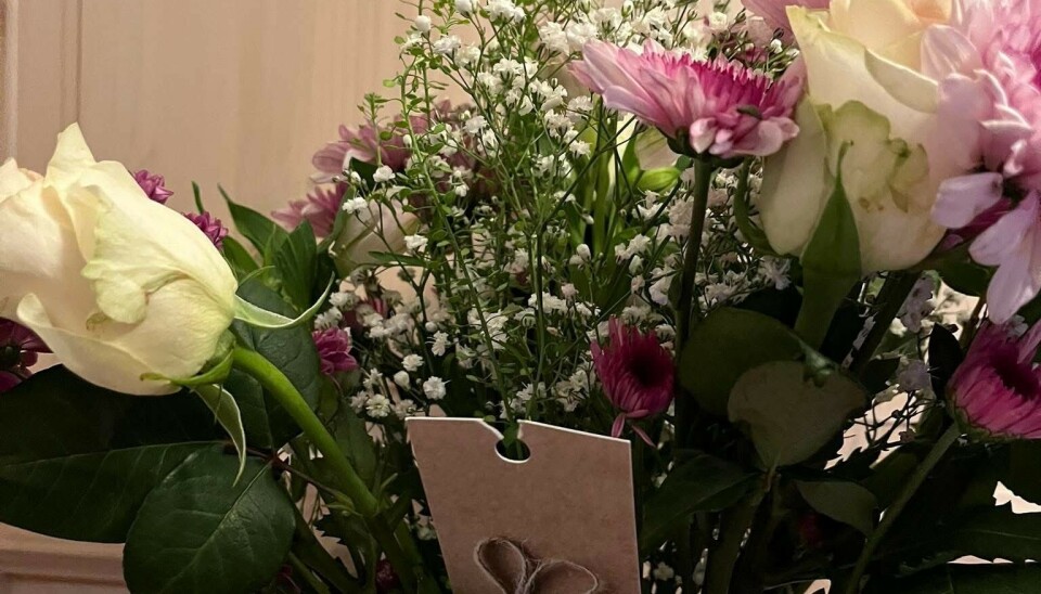 Disse blomstene fikk Åshild Tårnesvik av elevene sine. Nå takker hun dem.