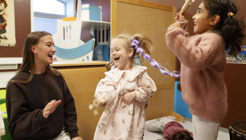 Musikk og dans gir glede og tilhørighet for barna Zlata (t.v.) og Naya sammen med lærling Carmen Isabell Olufsen Aastrand i barnehagen for flyktninger.
