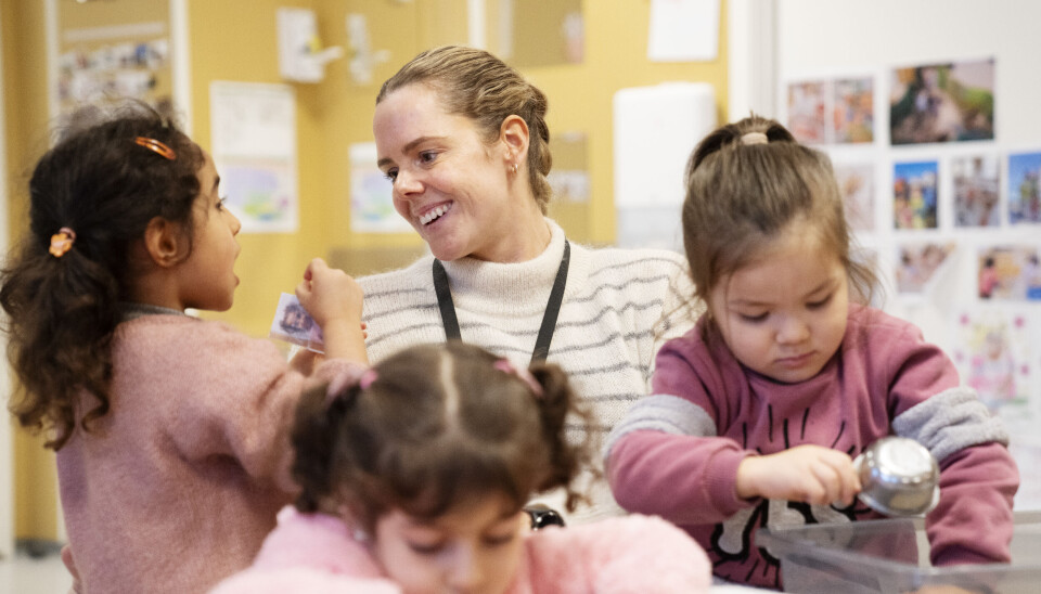 Pedagogisk leder Hanne Charlotte Aano holder på med sanselek sammen med Naya (t.v.), Esil og Zeynep.