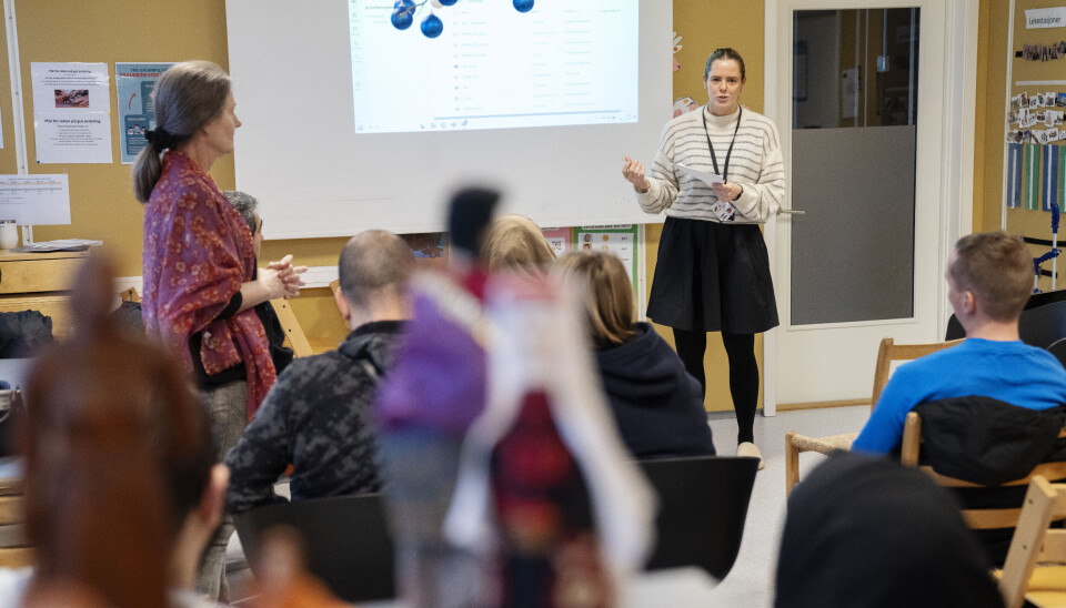 Foreldrene i innføringsbarnehagen for flyktingbarn er samlet til undervisning og erfaringsutveksling sammen med pedagogisk leder Hanne Charlotte Aano.