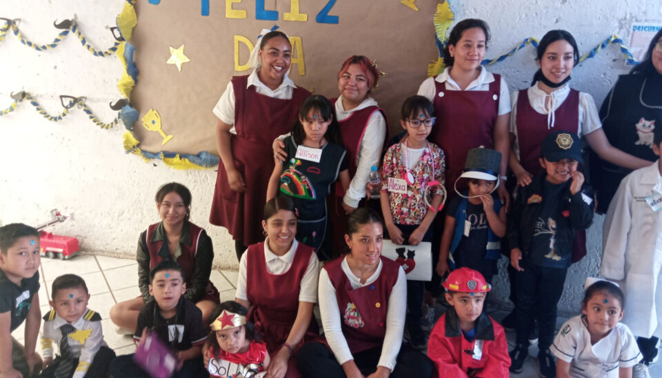 Disse studentene må ha 680 timer praksis i barnehager for å bli barnehageassistenter i Mexico.