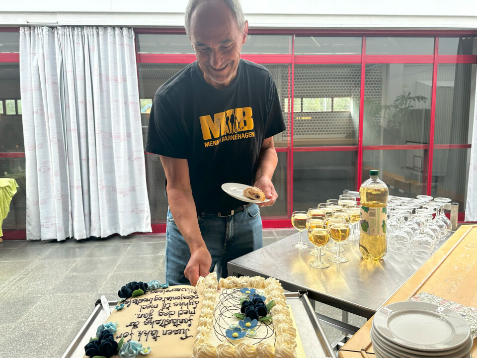 'Tusen takk for fantastiske år med deg, Jan. Lykke til med pensjonist- og bestefartilværelsen' står det på kaken.