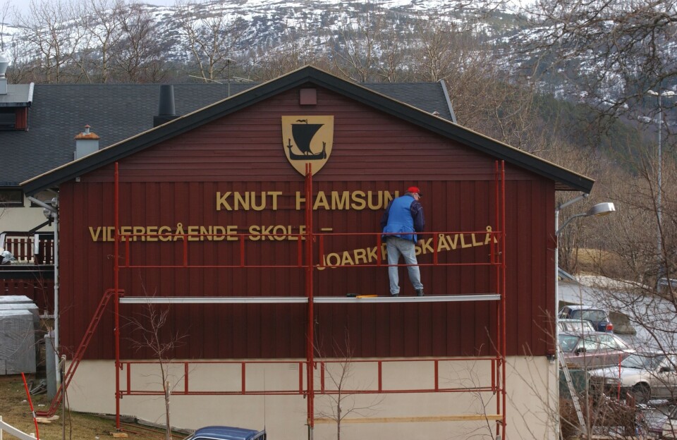 Bildet er fra da Hamarøy videregående skole skiftet navn til Knut Hamsun videregående skole / joarkkaskåvlå.