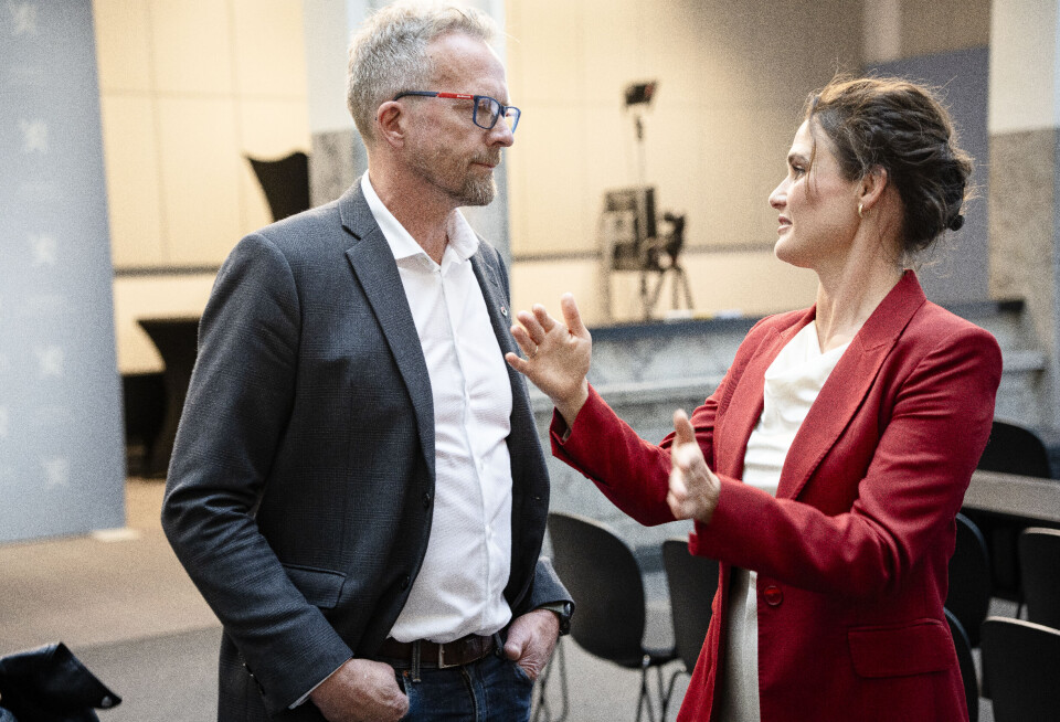 Geir Røsvoll i samtale med kunnskapsminister Kari Nessa Nordtun (Ap).