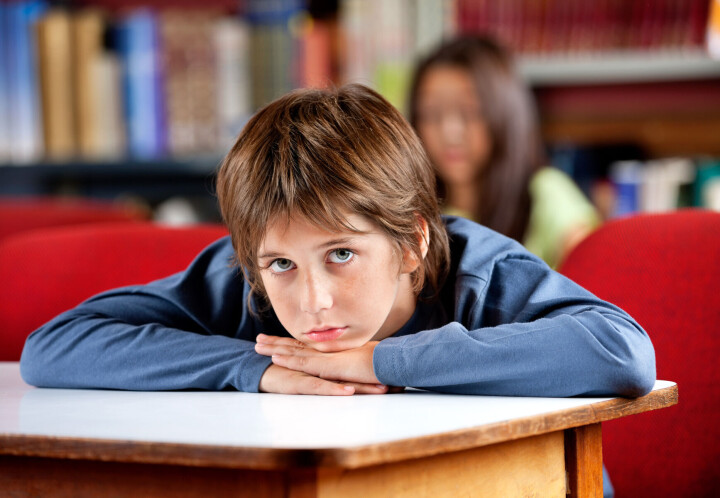 Er skolen klar for de autistiske barna til høsten? gutt skole klasserom lei
