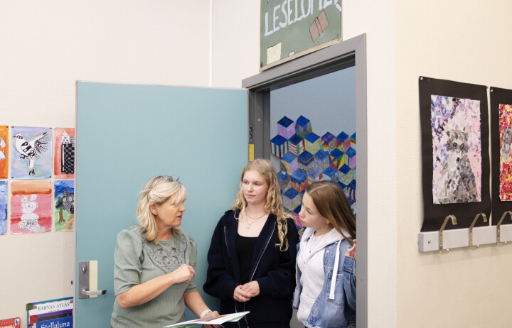 Kirsten Kolnes gir Sara t.h. og Matea instrukser før dagens leseøkt med elever fra klasse 1 B.