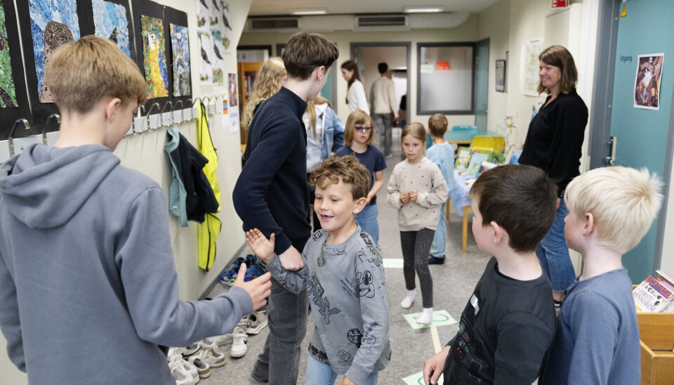 Førsteklassingene kommer til biblioteket. Caleb hilser på Bjørn. I dag skal de være lesevenner. Fra venstre Alma, Emma og assistent Siri.