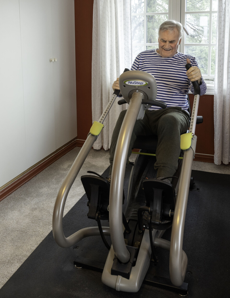 Pågangsmotet er der selv om Steinar Sandvik er blind og rammet av Parkinsons sykdom. Han bruker treningsapparatet hver dag for å holde seg i form.