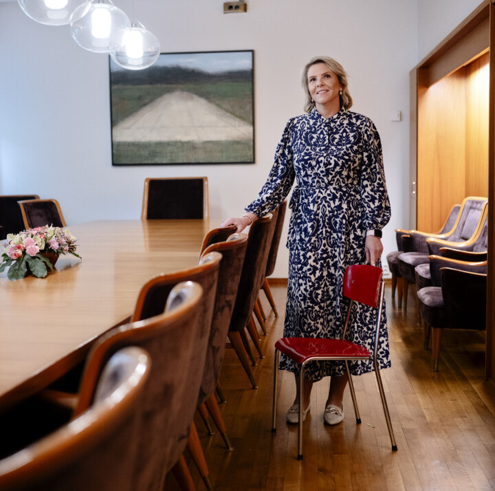 Sylvi Listhaug er utdannet lærer, og poserer gjerne med en skolestol. Selv om den er rød.
