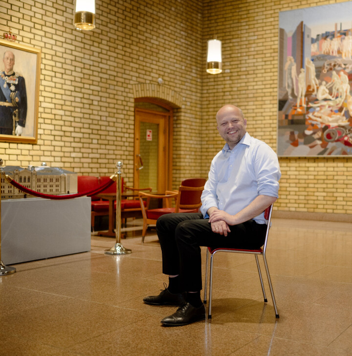 Det er Senterpartiets leder Trygve Slagsvold Vedum sin tur i den røde stolen.