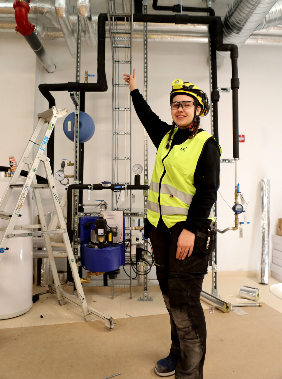 – Jeg har vært så heldig og fått være med på så å si alt i dette prosjektet, sier rørlegger-lærling Kristine Friberg, her inne i teknisk rom i det som skal bli ny barneskole i Stjørdal.