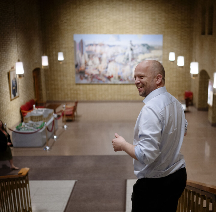 Trygve Slagsvold Vedum viser journalisten rundt på Stortinget.