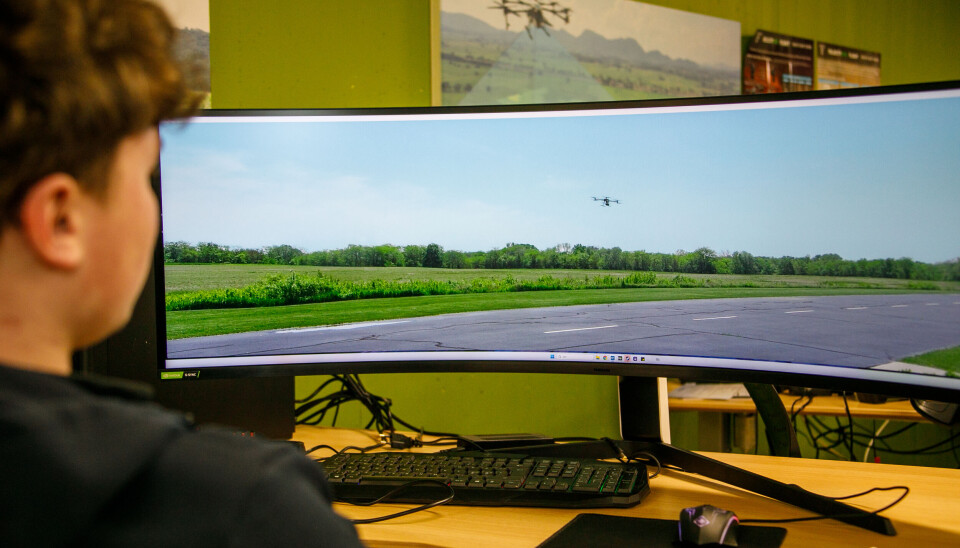 I dronerommet kan elevene simulere droneflyging. Her jobber Nicolay Lilledal.