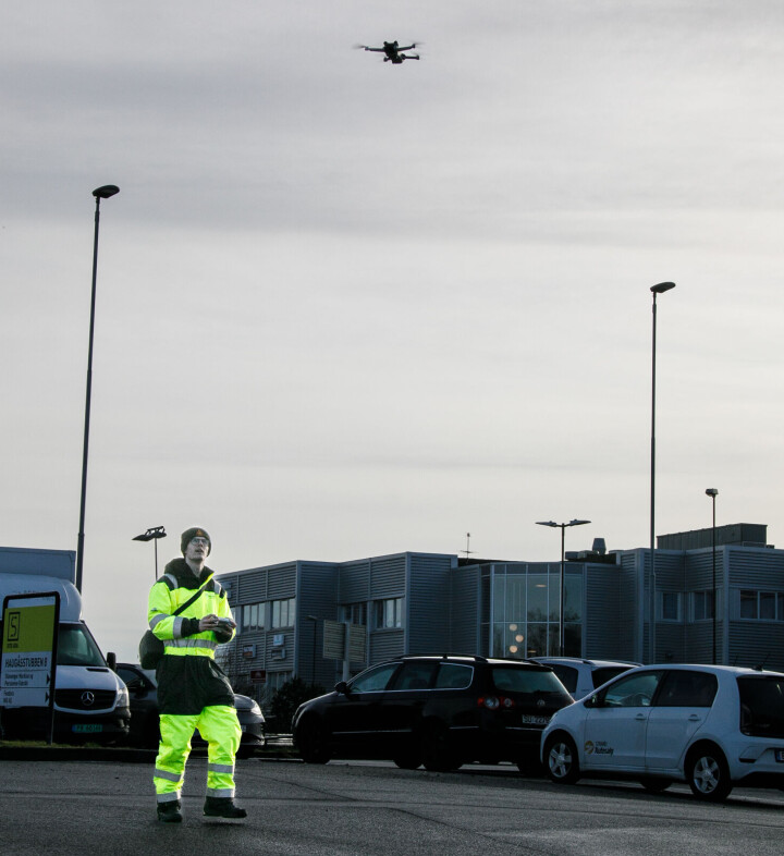 Erlend Bø følger dronens bevegelser der den filmer lokalene til sykkelverkstedet.