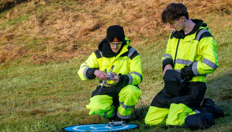 Erlend Bø og Daniel Hansen klargjør en drone for flyging.