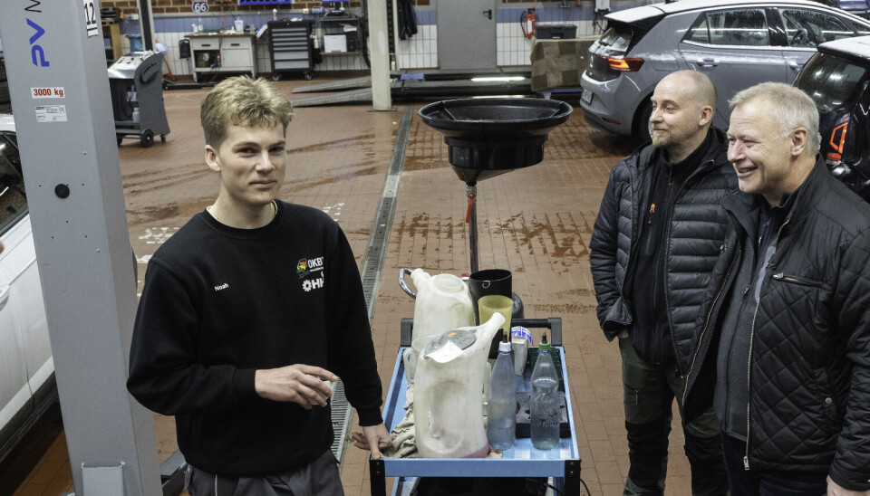 Noah Iversen har funnet seg godt til rette i det tyske verkstedet og får gjøre ulike arbeidsoppgaver. Her har han besøk fra Lillehammer vgs. av Per Christian Moen og Arnstein Lien.