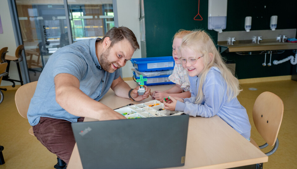 Sophie (7) og Othelie (7)har vært elevene til Lars Peter det siste året. De bruker iPad aktivt i undervisningen. Elevene får opp bruksanvisninger og videoer de skal følge for å kunne bygge spennende legoroboter.