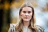 Portrett av Ingrid Olina Hovland utendørs med uskarp bakgrunn.