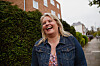 Portrett dame med jeans-jakke i bymiljø