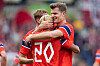 Alexander Sørloth klemmer Antonia Nusa under privatlandskampen i fotball for menn mellom Norge og Sverige på Ullevaal stadion.