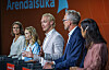 Fem debattanter står ved talerstoler på scenen under Arendalsuka.