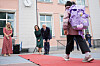 Skoleelev med lilla ryggsekk går over skolegården ved Ullevål skole i Oslo.