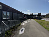 Mørk barnehagebygning i solskinn i Lillestrøm.